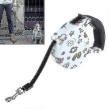Guinzaglio flessibile retrattile da 5 m con motivo floreale e farfalle per passeggiate con cani e gatti.