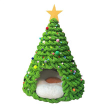 Niche pour chat en forme de sapin de Noël, avec base antidérapante verte.