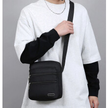 Wasserdichte Oxford-Umhängetasche für Herren, schlanke Crossbody-Brusttasche, kleiner Schulterrucksack für Reisen und Wandern, Schwarz