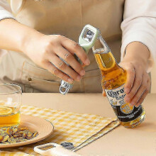 Magnetischer Flaschenöffner mit Aufkleber für den Kühlschrank, geeignet für Bierflaschen und -verschlüsse – praktisches Flaschenöffne