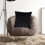 Coussin décoratif rayé noir en peluche avec garniture 7