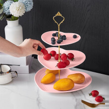 Présentoir à desserts de style européen avec assiettes en forme de cœur