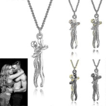 (Black Gold) Collier pendentif couple enlacé, style amour métallisé, cadeau tendre pour la Saint-Valentin
