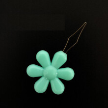 Needle Threader Plastic Flower Head Wire Loop Tool 1 Pc