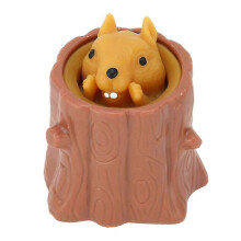 Schattig eekhoornknijpspeeltje: Miniatuur boomstronkontwerp voor stressverlichting en speelplezier.