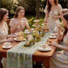 Caminho de Mesa Floral Verde-Sálvia de 3 Metros, Bordado em Tule, com Flores Silvestres da Primavera e Decoração de Borboletas em Gaze.