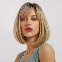 Kurzer, blonder Bob mit schwarzem Ansatz und verstellbarem, weichem Band, geeignet für verschiedene Anlässe.