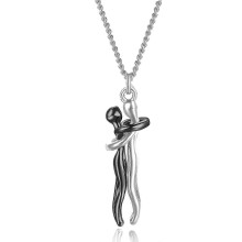 Robuster Anhänger mit einem umarmenden Paar, Halskette für Damen und Herren, Geschenk, Souvenir, Schlüsselbeinkette – Schwarzsilber
