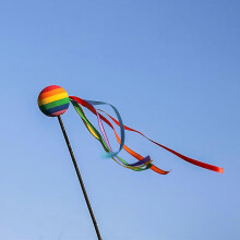 Kompakter Regenbogen-Autoantennenaufsatz mit langem Band und farbenfroher EVA-Kugel für ein auffälliges Fahrzeug-Styling