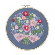 Blommor i europeisk stil DIY-broderibandset Nybörjare med broderibod Syset Korsstygn Hantverk Handsydd Dekoration