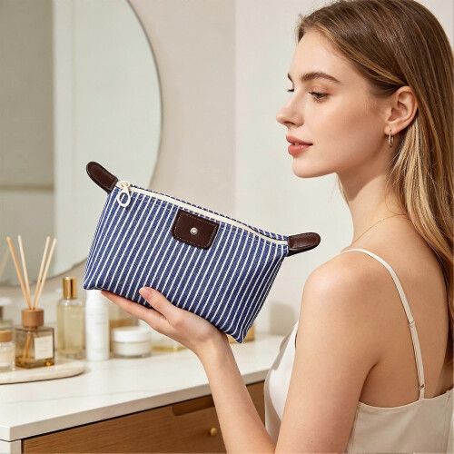 Lightweight Makeup Organizer – Trendy Design & Compact – for Weekend Trip 2