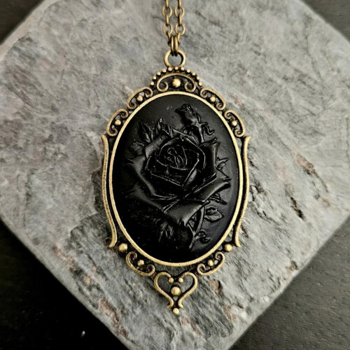 Colar gótico em relevo rosa com corrente cruzada para mulheres e presente memorial 1