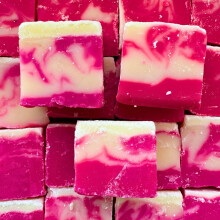 (2kg Sweet Tub) Sparkling Strawberry Flavoured Fudge
