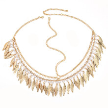Elegante joyería con cabeza de borla dorada para vacaciones y fiesta en la playa festivales