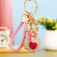 (BV rhinestone heart-shaped lucky bag in rose red) Perlehjerte Heldigveske Bilnøkkelring Dame Søt Kreativ Veskeanheng Metallnøkkelring Ring Gave