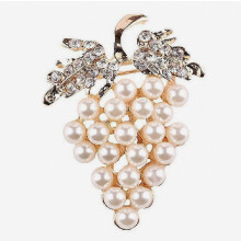 Damenbrosche mit Traubenmotiv, Strass- und Perlenverzierung, Anstecknadel