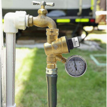 Régulateur de pression d'eau pour camping-car, en laiton sans plomb, compatible avec les caravanes et camping-cars.