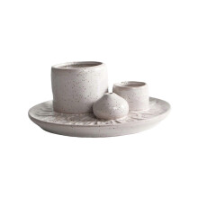 Ceramiczny kadzielnik na Walentynki jako centralny element dekoracji stołu