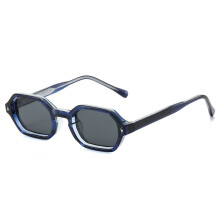 Kleine, polygonale Metall-Sonnenbrille mit UV-Schutz, blauem Rahmen und dunkelgrauen Gläsern