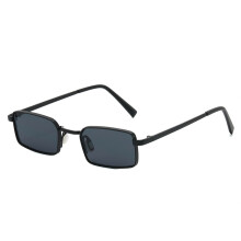 Quadratische Sonnenbrille mit gelben Gläsern, schwarzem Rahmen und dunkelgrauen Gläsern