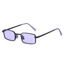Quadratische Sonnenbrille mit gelben Gläsern, schwarzem Rahmen und violetten Gläsern.