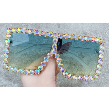 Übergroße quadratische Sonnenbrille, regenbogenfarbenes sandweißes gelbgrünes Gestell, Kristallgläser