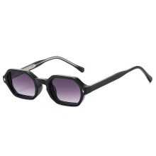 Kleine, polygonale Metall-Sonnenbrille mit UV-Schutz, schwarzem Rahmen und doppelt grauen Gläsern
