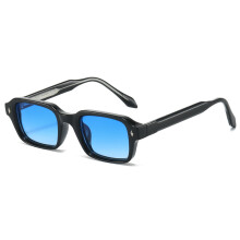 Quadratische Metall-Sonnenbrille mit UV-Schutz, schwarzem Rahmen und doppelt blauen Gläsern