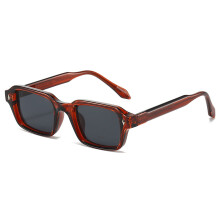 Quadratische Metall-Sonnenbrille mit UV-Schutz, bordeauxrotes Gestell, graue Gläser