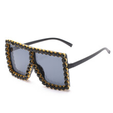 Übergroße quadratische Sonnenbrille, schwarzer Rahmen, schwarze Kristallgläser