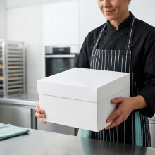 Vierkante taartdozen met deksels en kartonnen bodem, gemaakt van voedselveilig karton.