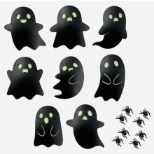 Halloweenin hehkuvat lasinaluset puinen kurpitsa ja pääkallo pöydän suojaukseen kotiin syksyyn ja juhliin