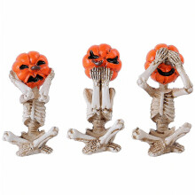 Halloween-hartsista valmistettu luurankohahmosetti kolmella viisaalla apinalla kurpitsapäillä takan koristeeksi