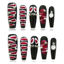 Tesytto Snake Press on Nails Lang Coffin Y2K Edgy Design - 3D Metallnieten Charms Punk Goth Falsche Nägel