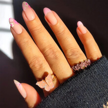 SINHOT Medium Press on Nails Almond Glanzende Stiletto Neppennagels Franse Tip Nagels Roze Daisy Acryl 24 stuks