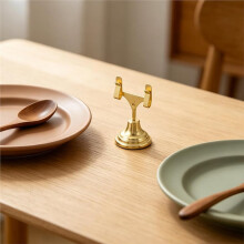 Conjunto de 4 Porta-Cartões de Mesa em Metal Dourado, com 4 Suportes em Formato de U e Base Espessa e Pesada.