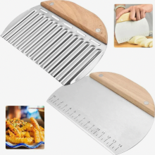 Teigschaber aus Edelstahl, Wellenschneider, 2 Stück mit Holzgriff, Teigkarte mit Messskala, zum Schneiden von Teig, Nougat und Pizza, Backschaber fü