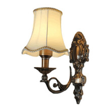 Lampa Ścienna z Żelaza w Stylu Vintage - Europejski Czerwony Świecznik z Brązu, Kinkiet LED z Abażurem z Tkaniny do Sypialni, Salonu, Przedpokoju