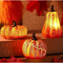 Statuette decorative a forma di zucca autunnale con luci LED, 3 pezzi, lanterne da tavolo per Halloween, ideali per feste, giardino e casa.