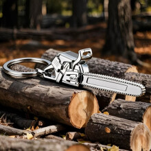 Miniaturní kovový přívěsek na klíče s motorovou pilou, model dřevorubce v industriálním stylu, realistický přívěsek na tašky a