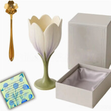 Estetisk hvit liljeformet keramisk vinglass, blomsterbladbeger med gullskje og gaveeske, elegant tulipandesign