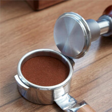 Pressino per Espresso da 58,5 mm - Pressino A Pressione Costante di 13,6 Kg (30 Libbre) Calibrato per Una Preparazione Perfetta Ogni Volta.