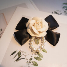 (2BeigeCamelliaPin)Moderne Perlen Blumen Pin mit Schmetterling Knoten Design für Erwachsene formelle Kleidung