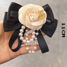 (BeigeCamelliaPin)Moderne Perlen Blumen Pin mit Schmetterling Knoten Design für Erwachsene formelle Kleidung