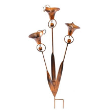 Flammenbesetzter Gartenstecker, Handgefertigt mit Drei Calla-Lilien, Florales Metall-Gartenaccessoire, Gartenskulptur, Windspiel, Blumenstecker