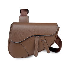 Sac bandoulière homme, style cavalier, léger et zippé, marron
