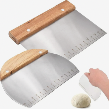 Set van 2 roestvrijstalen deegschrapers met houten handvat, multifunctionele deegsnijder en voedselveilige grillschraper voor brood en cake.