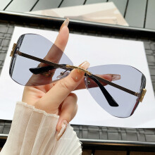 (Light Gray)Minimalist Metal Frame Butterfly Sunglasses With Tinted Lenses For Outing Casual