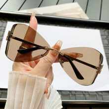(Yellow)Minimalistische Schmetterlings-Sonnenbrille mit Metallgestell und getönten Gläsern für lässige Ausflüge