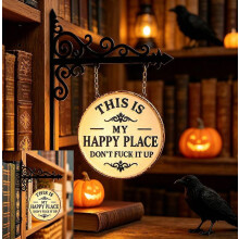 Het "Happy Place" vintage metalen bord met verweerde look en zwart ijzeren frame is perfect voor het decoreren van veranda's, terrassen of voordeure